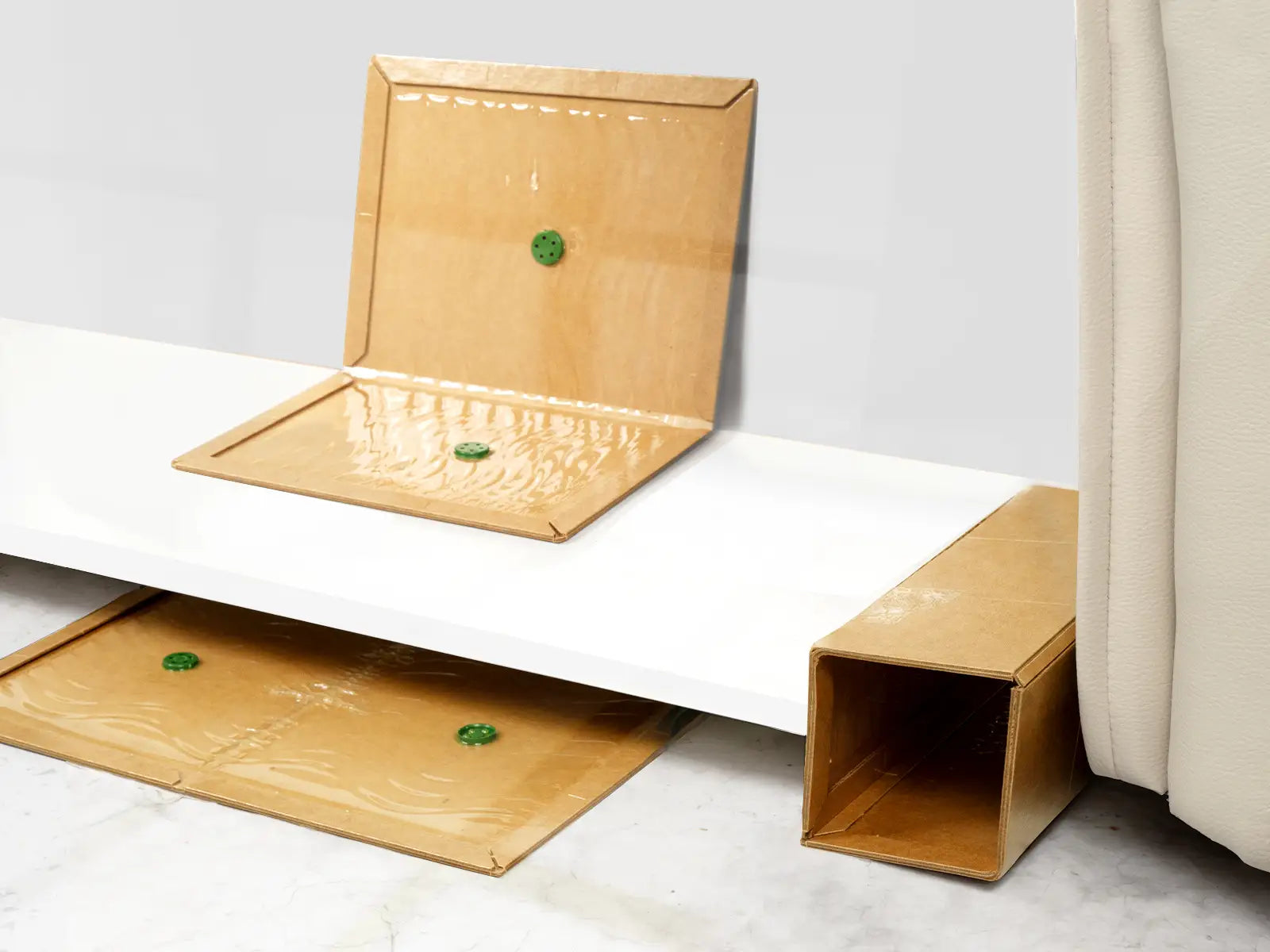 Adjustable glue trap design allowing easy folding to match various room layouts