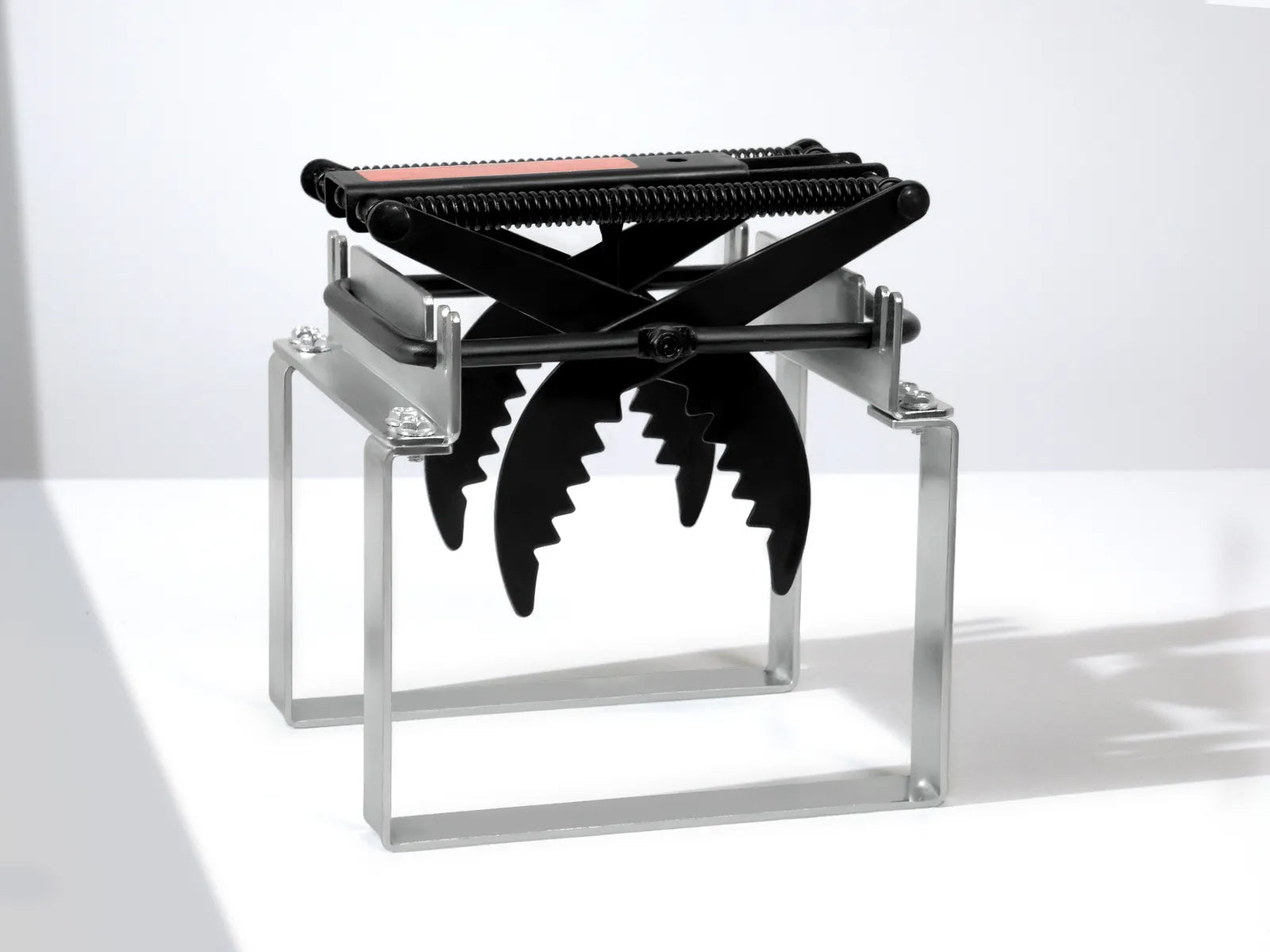 Black jagged mole trap on the releaser, you can release the mole hand-free
