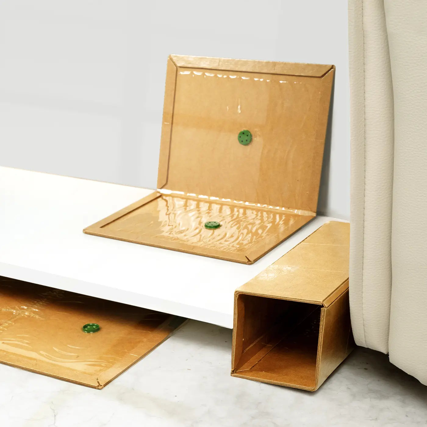 fits_easily_into_any_corner_for_effective_mice_catching